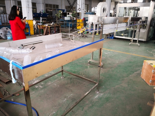 Desembaraçador de garrafas de água mineral a motor elétrico para sistema de embalagem de garrafas de 3000 b/h