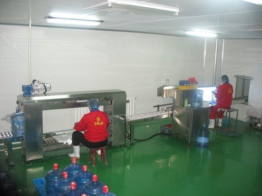 Linha de produção de água automática de 450 b/h de 5 galões para água 3500 kg Capacidade