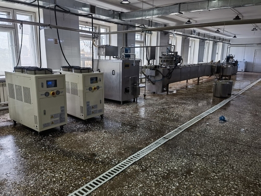 Linha de processamento de sorvete automático de alta produtividade com função de máquinas