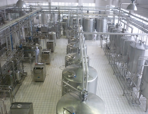 Instalação de processamento de leite de amêndoa totalmente automática de 3000 c/h com embalagens de lata de 250 ml e 330 ml