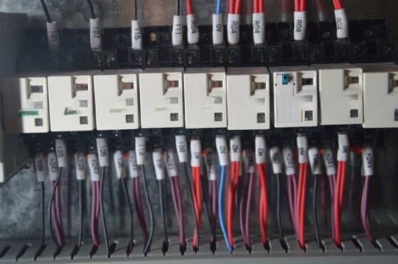 Embalagem de garrafas com máquina de rotulagem de mangas de garrafa totalmente automática