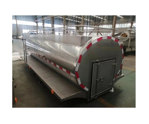 Entrega e transporte convenientes de leite com um tanque de leite de 1250 kg na estrada dos caminhões de leite
