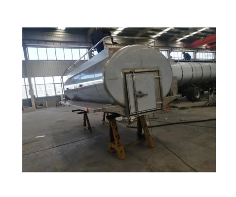 Entrega e transporte convenientes de leite com um tanque de leite de 1250 kg na estrada dos caminhões de leite