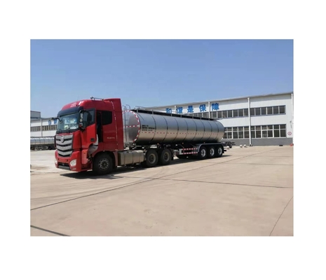 Entrega e transporte convenientes de leite com um tanque de leite de 1250 kg na estrada dos caminhões de leite