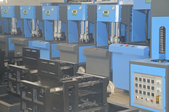 Máquina de sopro de garrafas de suco/água de PET semiautomática Máquina de moldagem de sopro a 3910X2060X3190mm