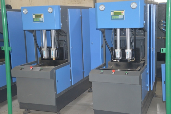 Máquina de sopro de garrafas de suco/água de PET semiautomática Máquina de moldagem de sopro a 3910X2060X3190mm