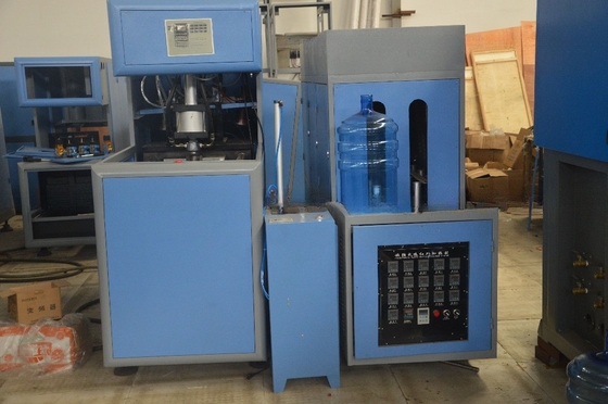 Máquina semiautomática de moldagem de garrafas de água PET de 5 galões para processamento de plástico