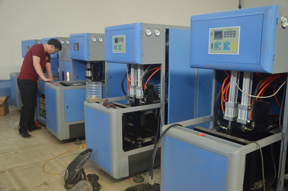 Máquina de fabricação de garrafas de água mineral de plástico de 2 cavidades semiautomática de alta capacidade com mofo