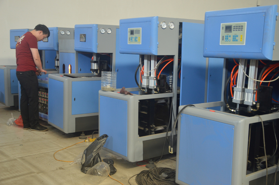 Máquina de fabricação de garrafas de água mineral de plástico de 2 cavidades semiautomática de alta capacidade com mofo