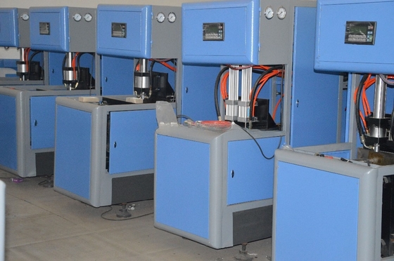 Equipamento automático de sopro de garrafas com força de aperto de 35 kN e altura máxima da garrafa de 380 mm