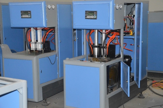 Equipamento automático de sopro de garrafas com força de aperto de 35 kN e altura máxima da garrafa de 380 mm