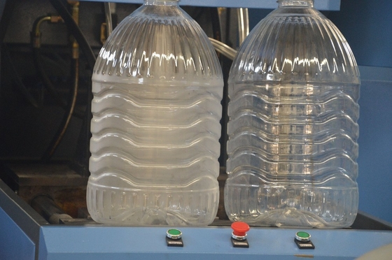 Máquina de moldagem por sopro de garrafas de PET de 6L semiautomática de 1250 kg para a indústria de embalagens de água