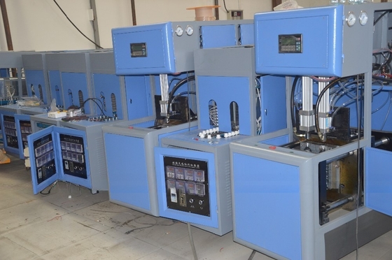 1250 KG Máquina de sopro de garrafas de PET semiautomática 2L aprovada pelo CE para requisitos do cliente