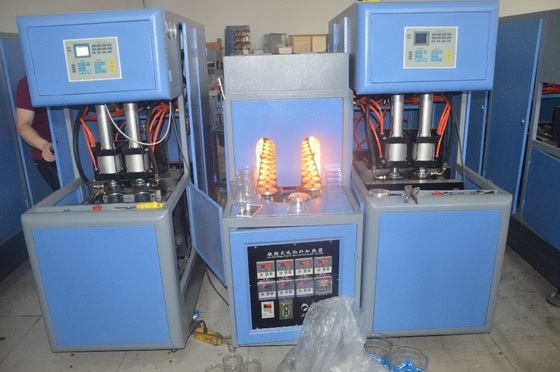 2000ml Volume de parte oca Máquina de moldagem por sopro de garrafas de água mineral semiautomática