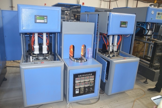 2000ml Volume de parte oca Máquina de moldagem por sopro de garrafas de água mineral semiautomática