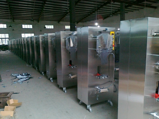 Após-serviço Serviço de manutenção e reparação no terreno Máquina de embalagem de água para bebidas 2200 sacos/hora