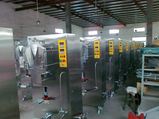 Máquina automática de embalagem de água para saquetes 2200b/h com codificador de fita e fotocélula