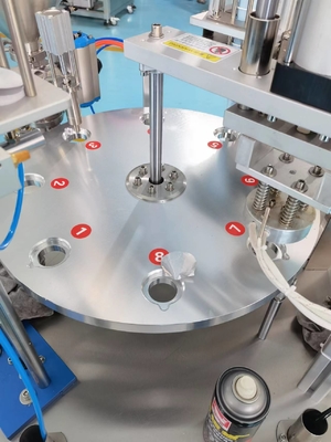 Material de embalagem de plástico 2000BPH Máquina de enchimento e vedação de suco de taça rotativa automática completa