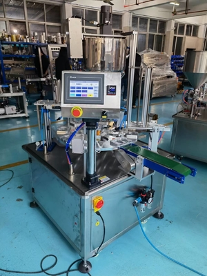 Material de embalagem de plástico 2000BPH Máquina de enchimento e vedação de suco de taça rotativa automática completa
