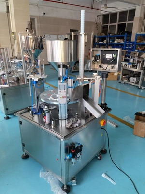 Material de embalagem de plástico 2000BPH Máquina de enchimento e vedação de suco de taça rotativa automática completa