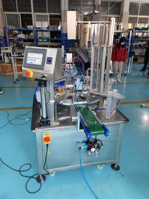 Máquina de preenchimento e vedação de suco de xícara rotativa de 2 buracos para linha de embalagem de 380 kg
