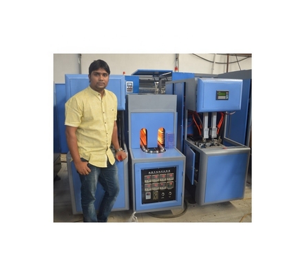 Embalagem de óleo 2 Máquina de sopro de garrafas de óleo semi-automática de cavidade com força de aperto de 50kN