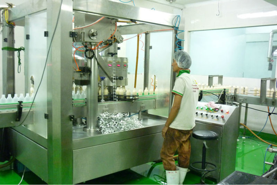 4000b/h Máquina de enchimento de garrafas de iogurte aromatizado de PP/HDPE/PE com vedação em folha de alumínio