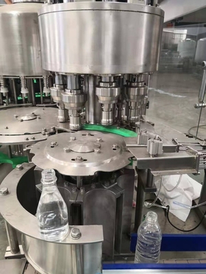 Máquina de enchimento por gravidade de água 3 em 1 para garrafas de água de nascente Diâmetro 50-115 mm Utilização 3